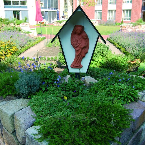 Blick in den grünen Garten des Pflegezentrums