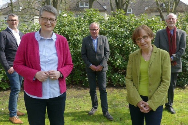 Der Vorstand der Ernst Kirchner Stiftung, drei Männer und zwei Frauen stehen auf einem grünen Rasen