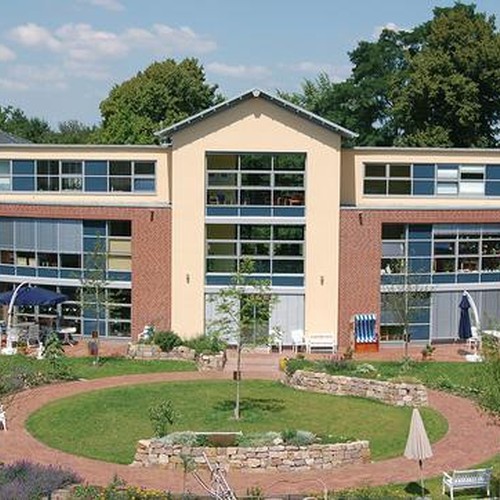 Zweistöckiges, modernes Gebäude aus hellem Stein des LWL-Pflegezentrums Münster